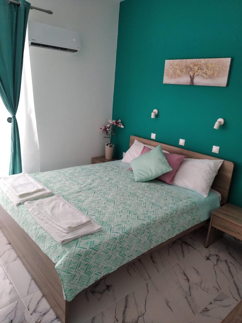 Bed, Photo of the whole room, Bedroom