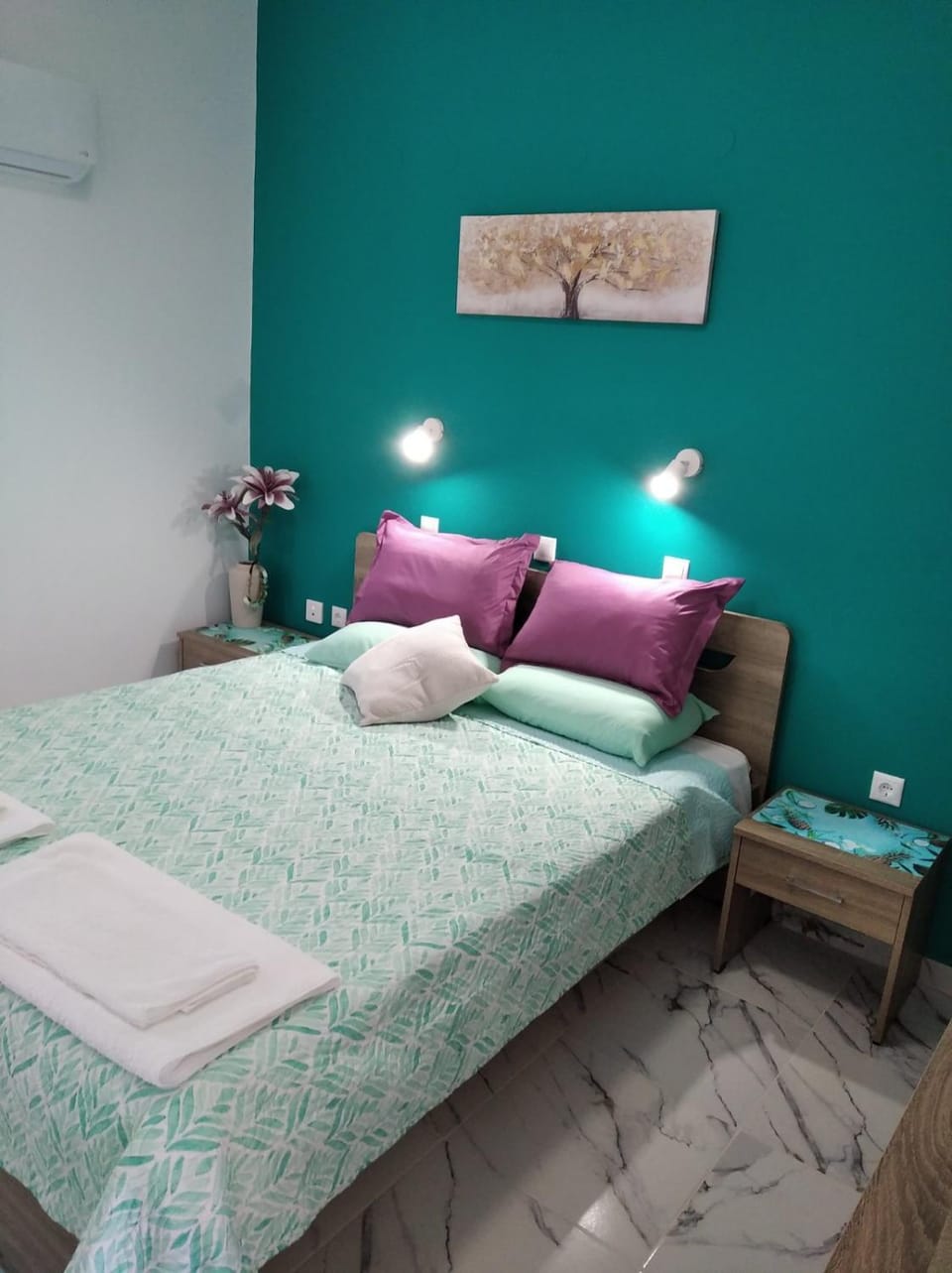 Bed, Photo of the whole room, Bedroom, towels