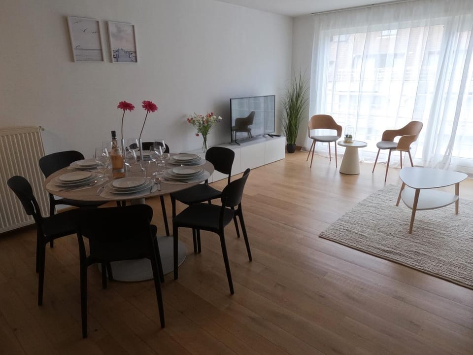 Living room, Seating area, Dining area