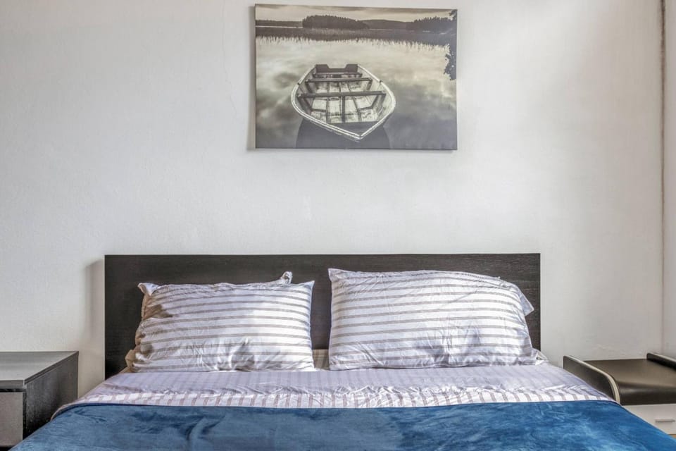 Bed, Photo of the whole room, Decorative detail, Bedroom