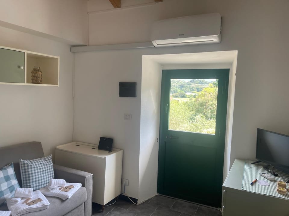 Bed, Living room, Bedroom, air conditioner