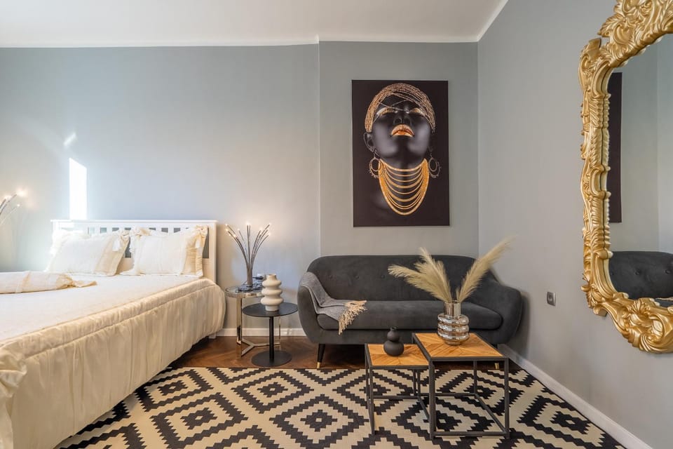 Bed, Seating area, Bedroom