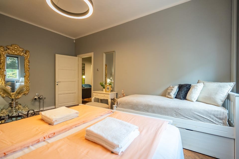 Bed, Photo of the whole room, Bedroom, towels