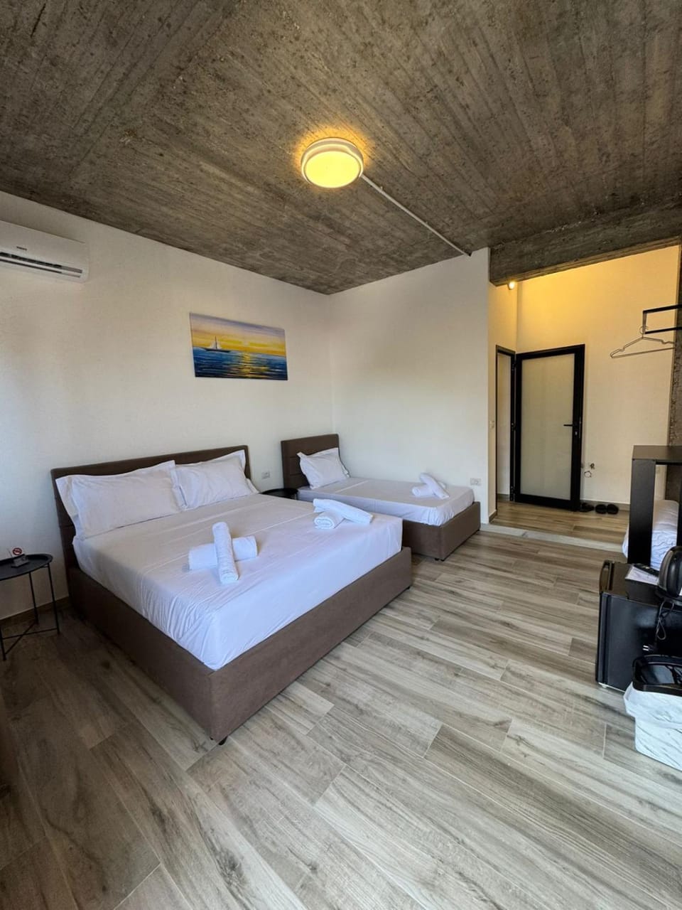 Bed, TV and multimedia, Photo of the whole room, Bedroom, towels