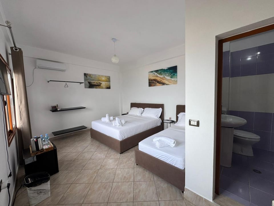 Toilet, Bed, Bathroom, TV and multimedia, Photo of the whole room, Bedroom, towels