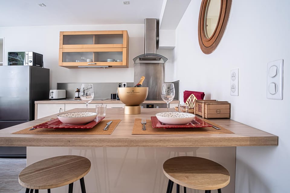 Coffee/tea facilities, Dining area, oven, toaster