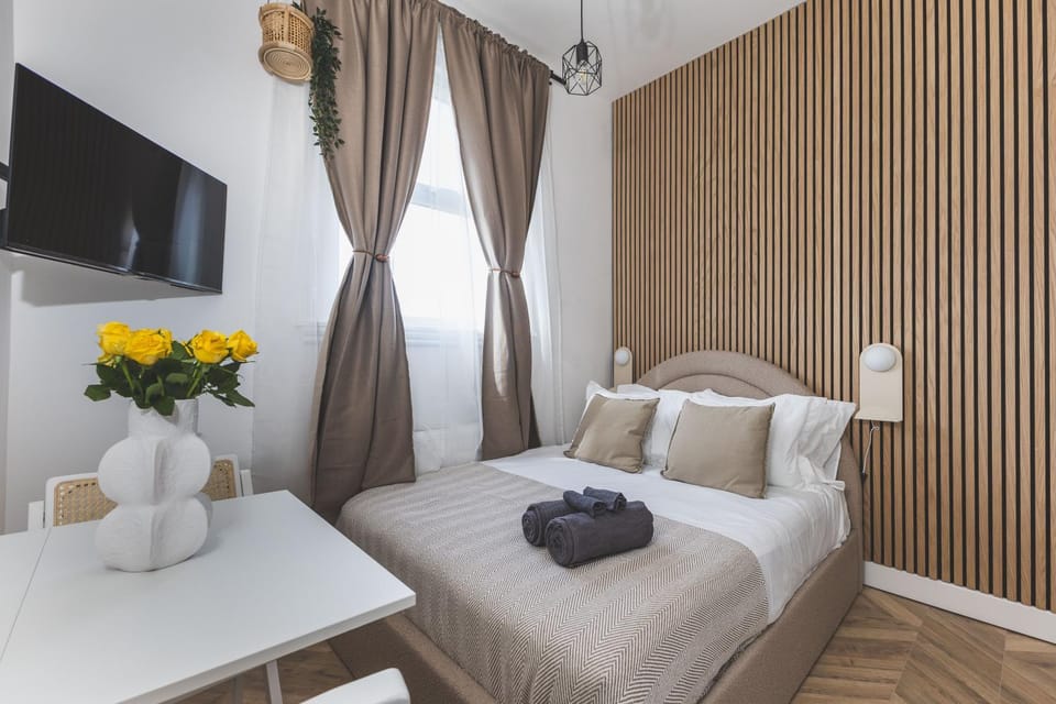 Bed, TV and multimedia, Bedroom, towels