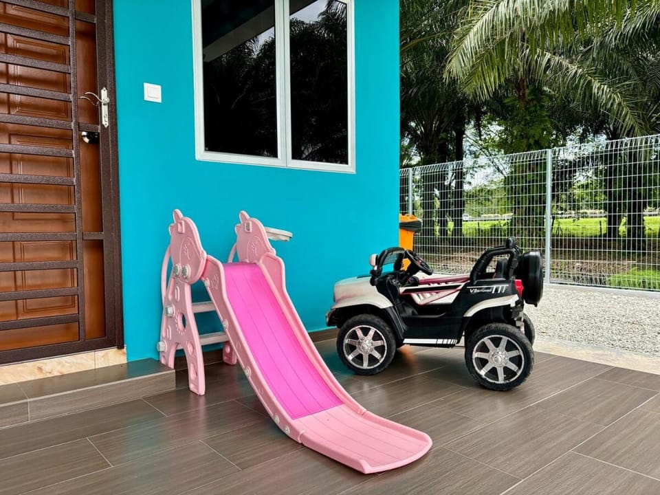 Children play ground, Street view