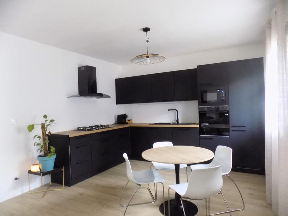 Kitchen or kitchenette, Dining area