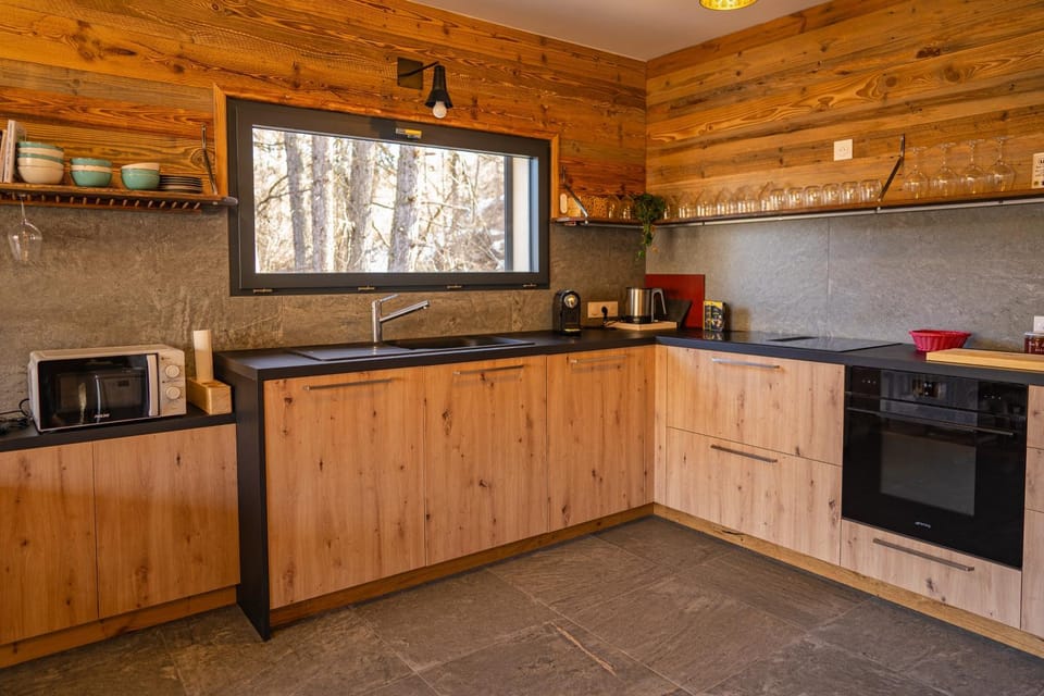 Coffee/tea facilities, dishwasher, stove