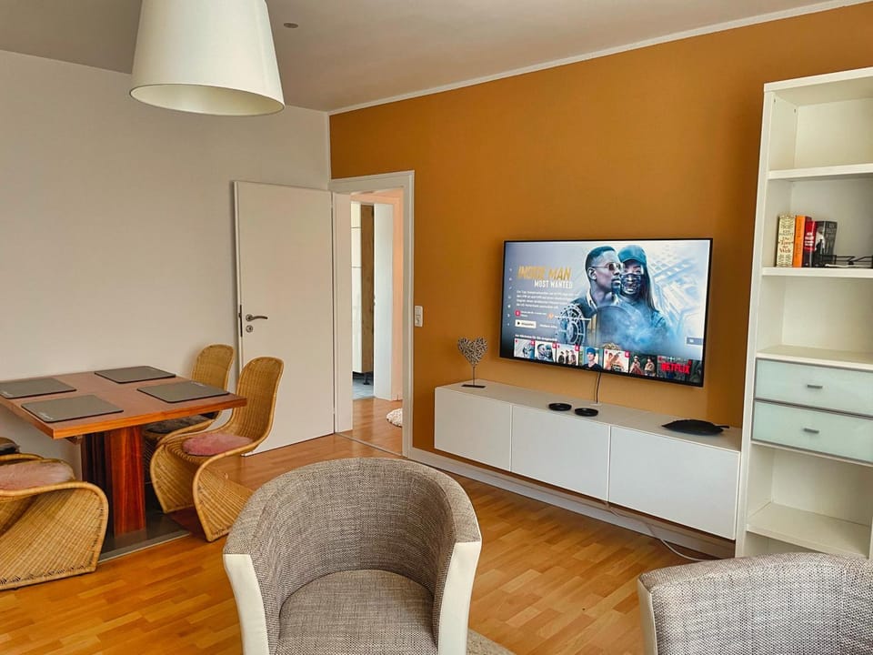 Communal lounge/ TV room, TV and multimedia, Living room, Seating area, Dining area, Evening entertainment