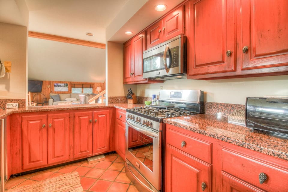 Stratton Mountain Condo with a Hot Tub! Sleeps 12! Apartment hotel in Winhall