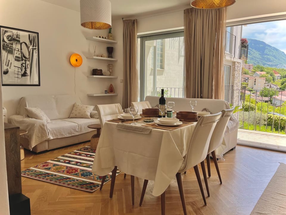 Balcony/Terrace, Living room, Seating area, Dining area, Mountain view