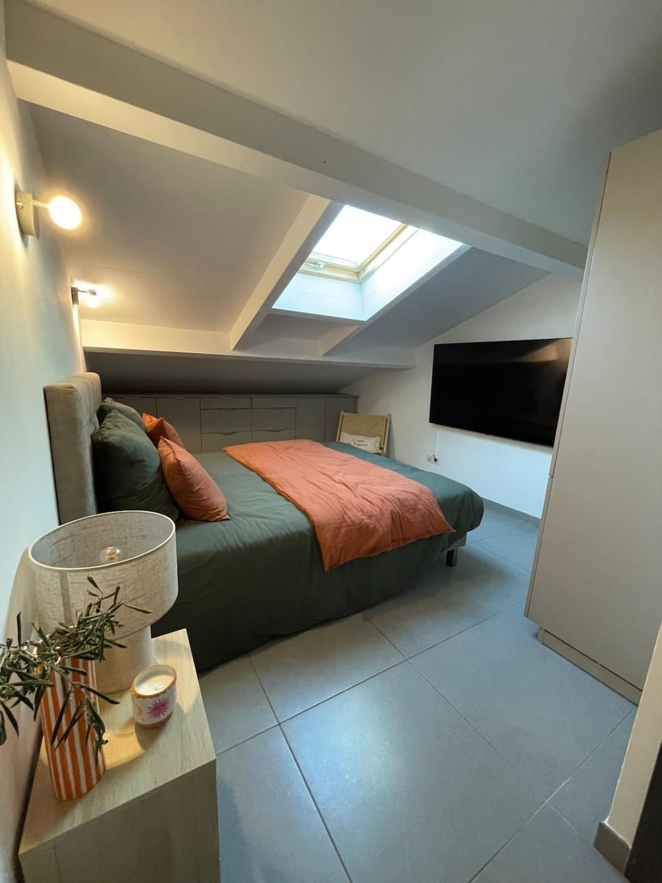 Bed, TV and multimedia, Photo of the whole room, Bedroom