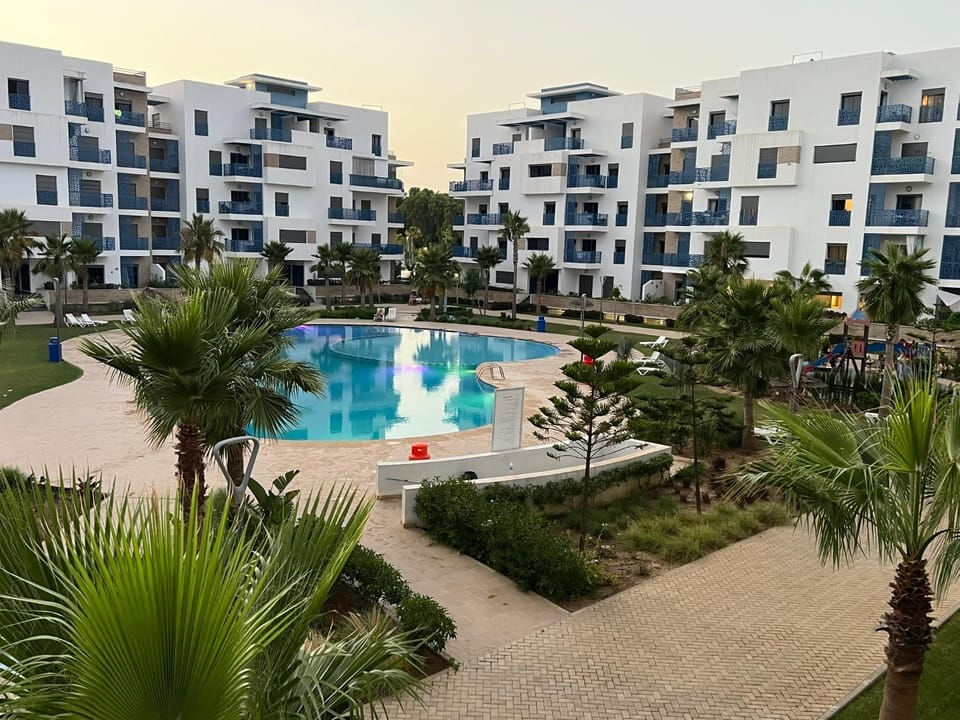 Appartement vue sur piscine à 5 min à pied de la Plage - Résidence Luxe avec Piscines & Parcs Enfants Apartment in Tangier-Tétouan-Al Hoceima
