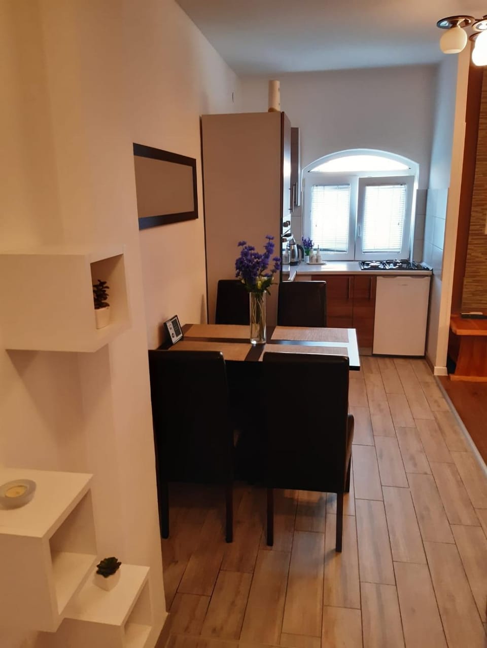 Kitchen or kitchenette, Seating area, Dining area