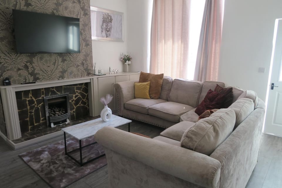 NEW 4 Bed house close to train station and town House in Blackpool