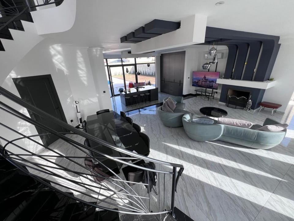 Kitchen or kitchenette, Living room, Seating area, Dining area