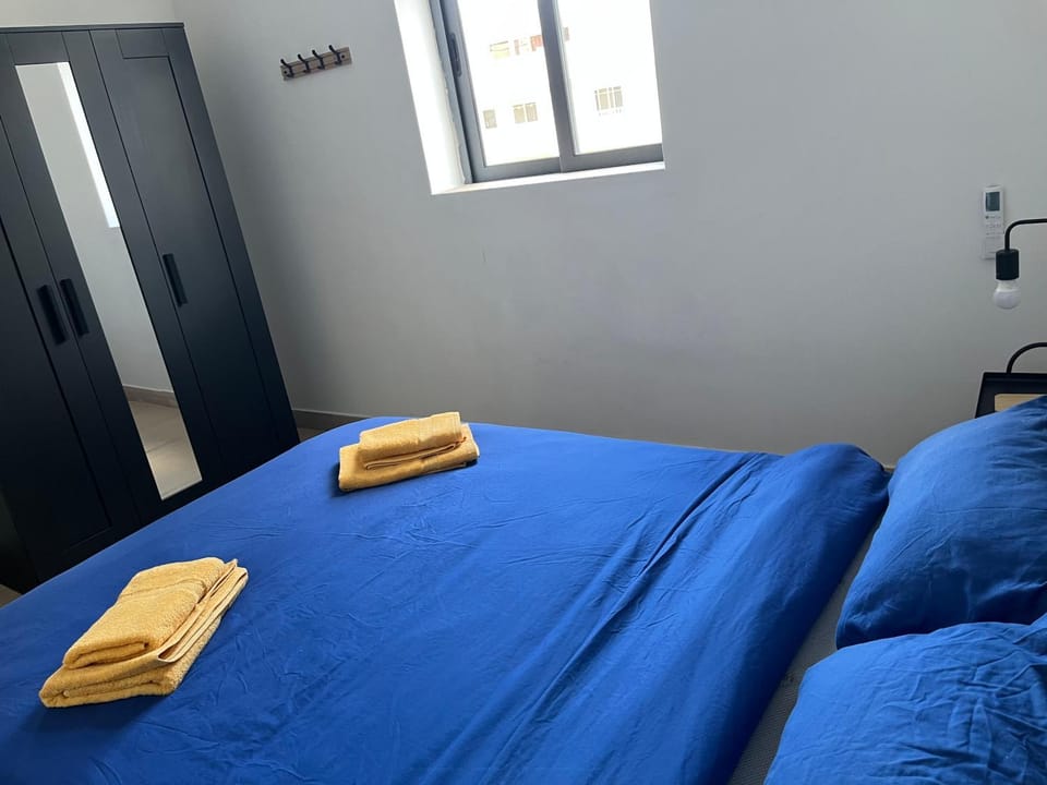 Bed, Bedroom, towels