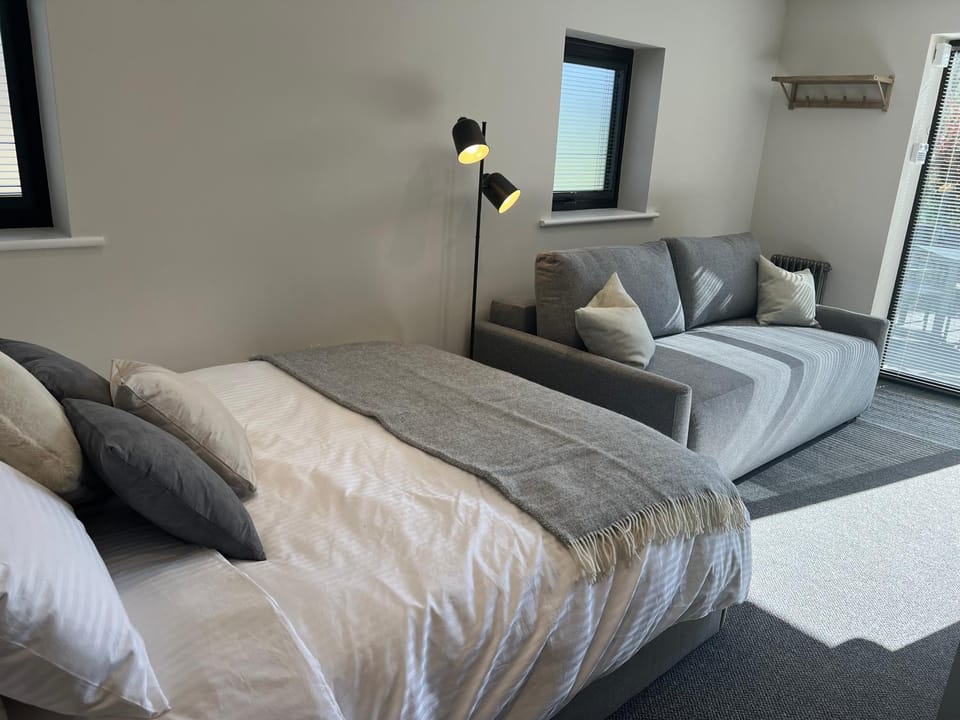 Bed, Seating area