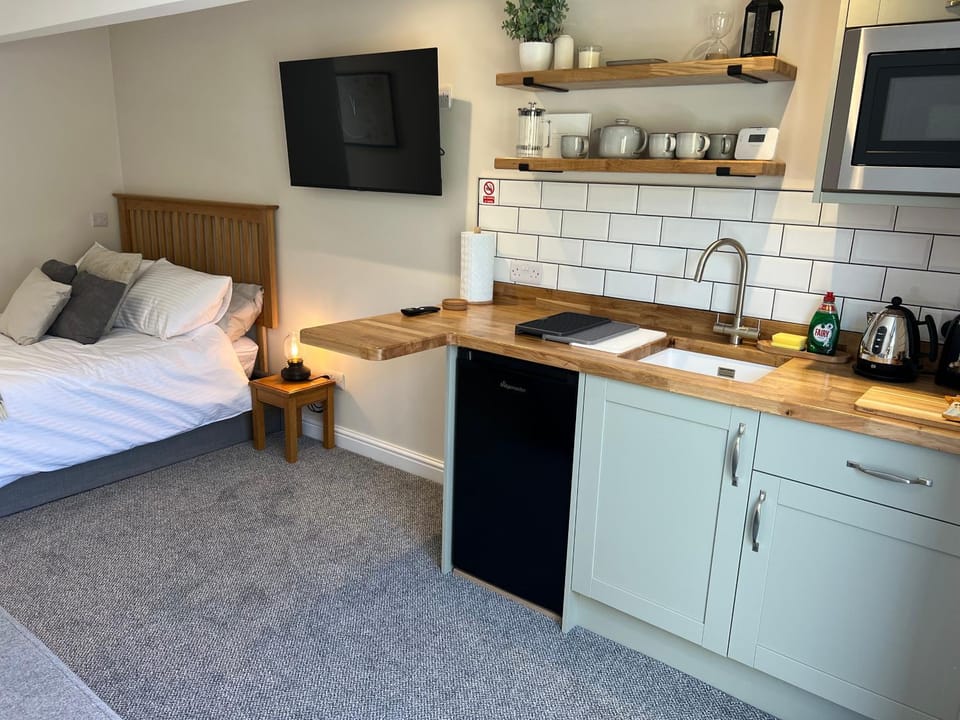 Bed, Kitchen or kitchenette