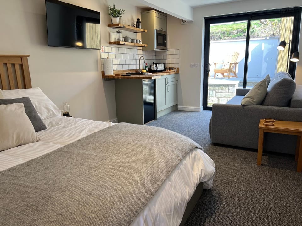 Bed, Kitchen or kitchenette, Seating area