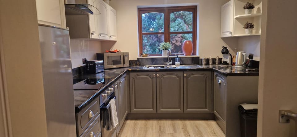 Coffee/tea facilities, dishwasher, microwave, oven, stove, toaster, kitchen