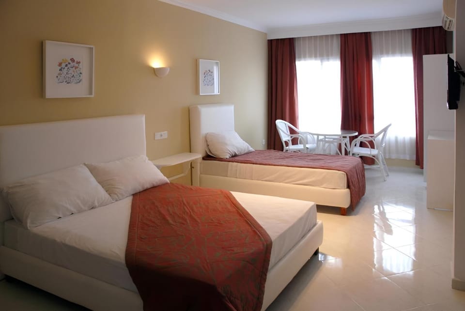 Bed, TV and multimedia, Photo of the whole room, Bedroom, towels