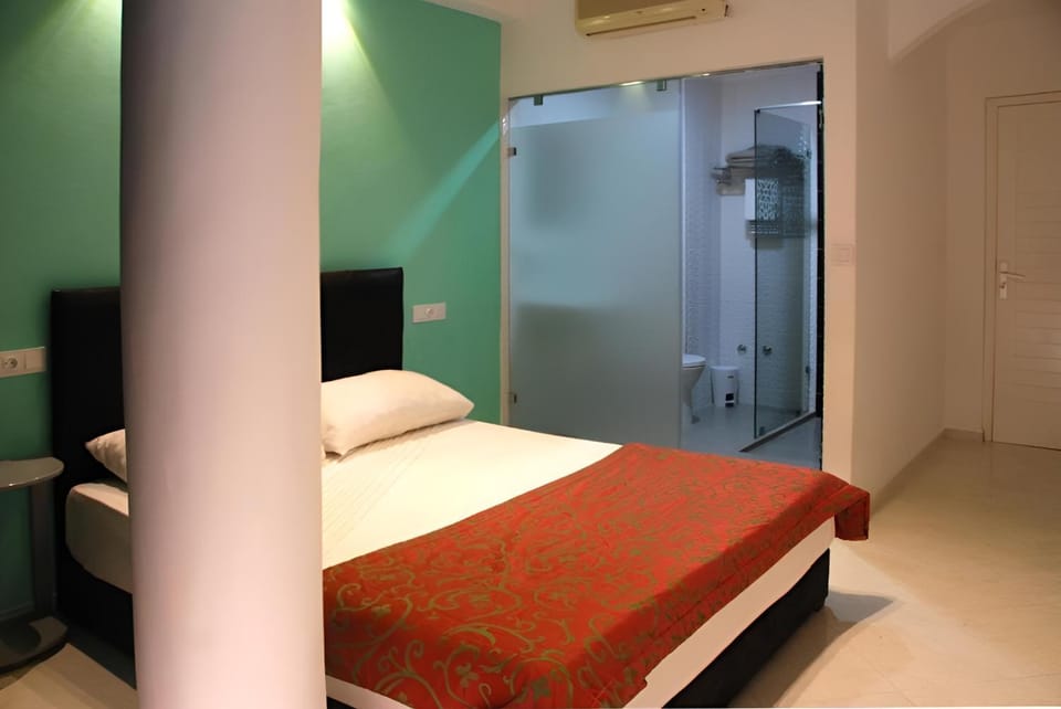 Bed, Photo of the whole room, Bedroom, wardrobe, air conditioner