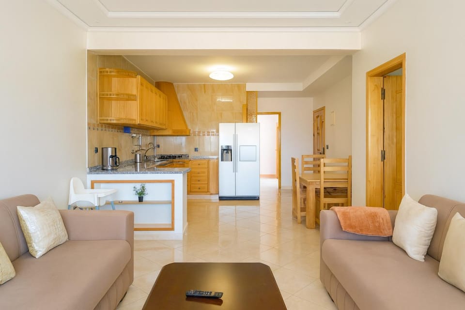 Kitchen or kitchenette, Living room, Seating area, Dining area