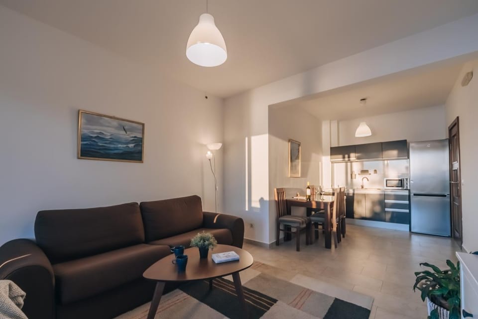 Kitchen or kitchenette, Living room, Dining area, minibar, stove
