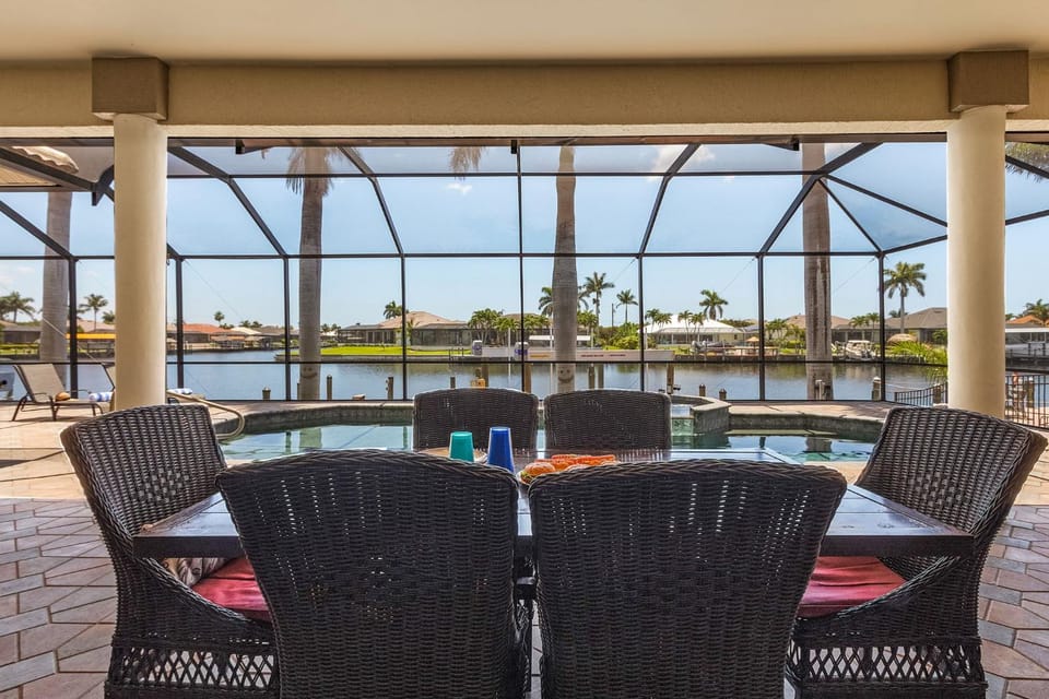 Heated Pool & Spa with Intersecting Canal View - Villa Viewtopia - Roelens House in Cape Coral