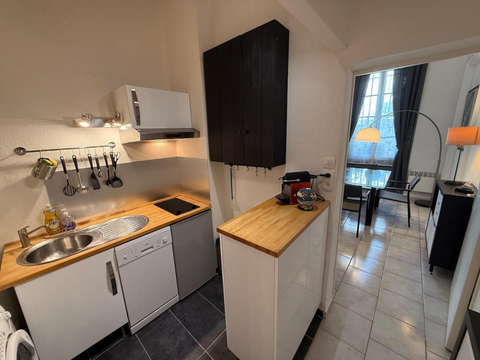 Kitchen or kitchenette, dishwasher