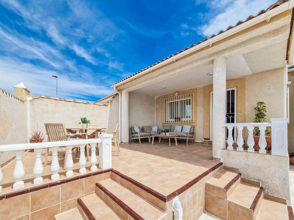 Property building, Patio, Day, Balcony/Terrace, Dining area