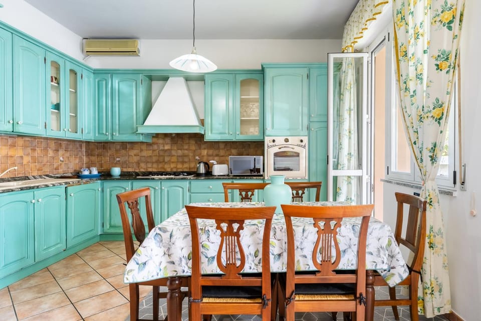 Kitchen or kitchenette, Dining area, dishwasher, oven, pet friendly, stove