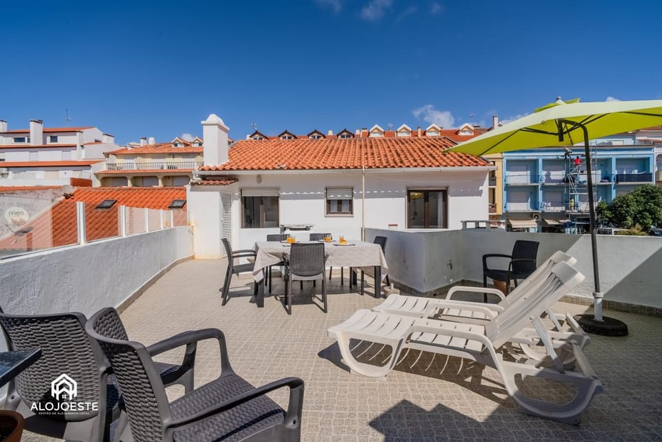Property building, Patio, Balcony/Terrace, sunbed