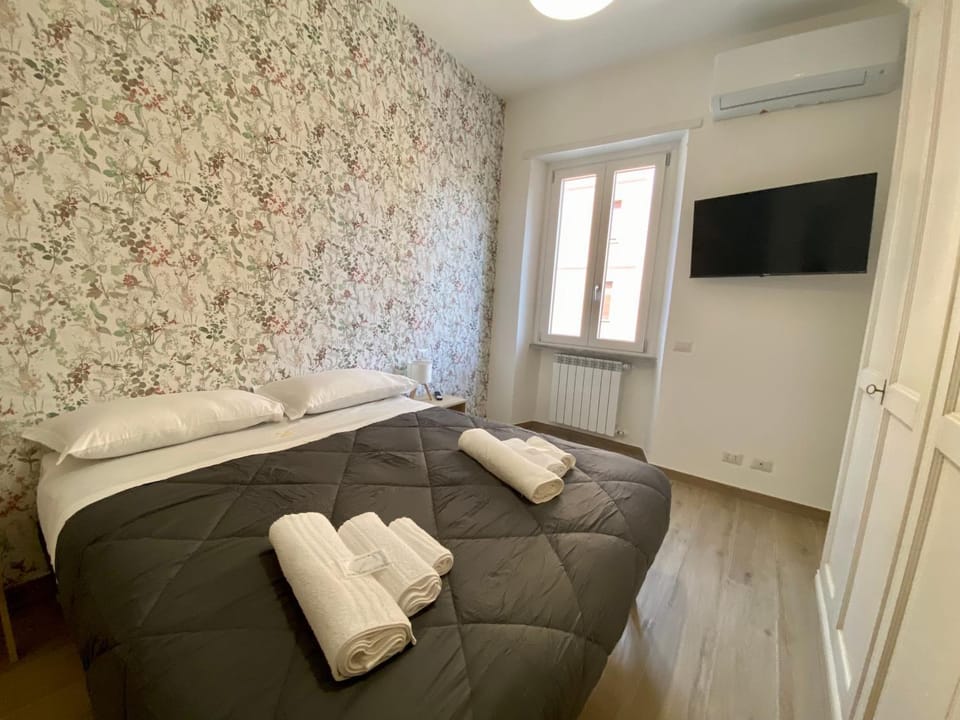 Bed, TV and multimedia, Photo of the whole room, Bedroom, towels, air conditioner