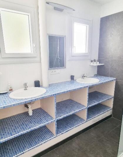 Gd Appartement climatisé, 5 personnes, 15 min a pied de la place de la Comédie, 15 min en voiture des plages Apartment in Montpellier