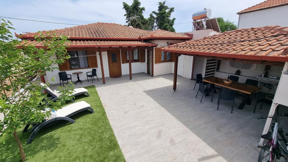 Dining area, Inner courtyard view, sunbed