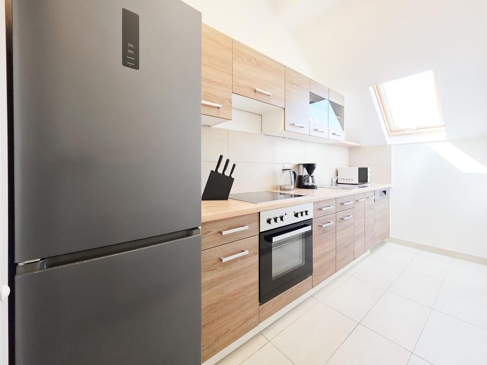 Coffee/tea facilities, dishwasher, microwave, oven, stove, kitchen