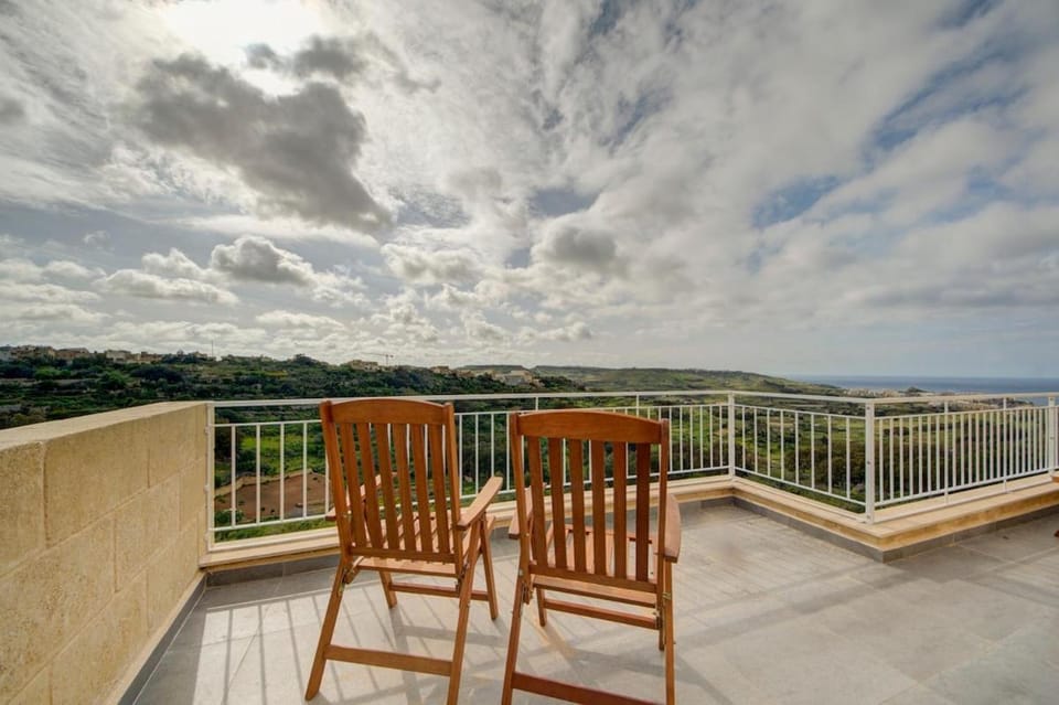 The Valley Collection - A25 - with Private hot tub Apartment in Malta