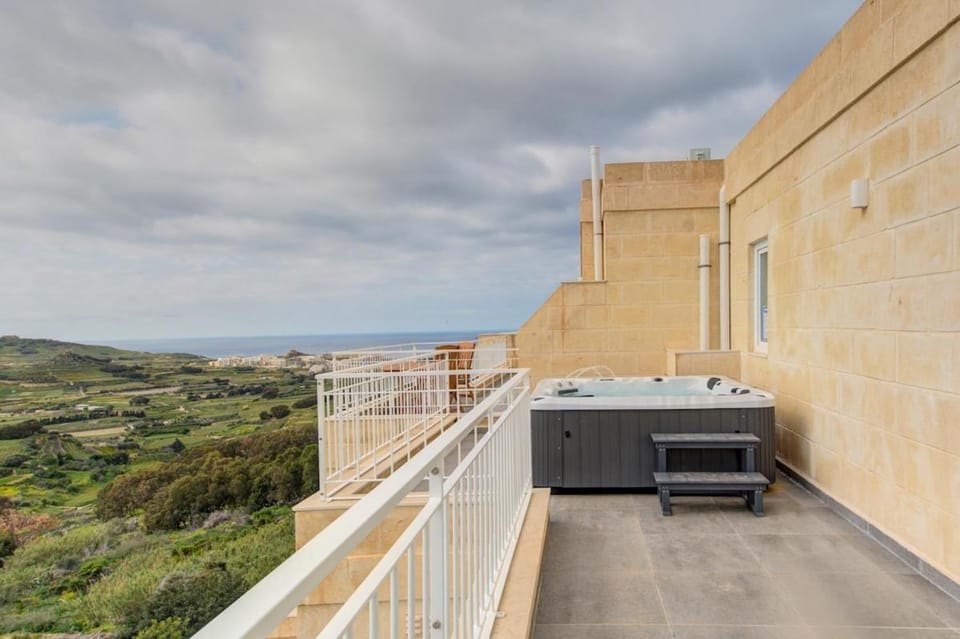 The Valley Collection - A25 - with Private hot tub Apartment in Malta