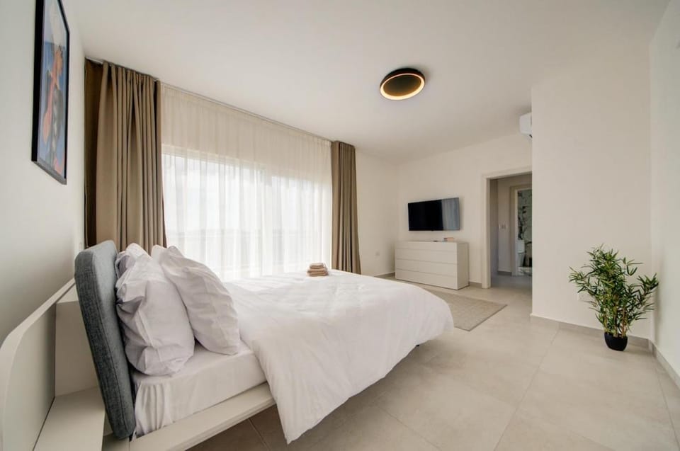 The Valley Collection - B26 - with Private hot tub Apartment in Malta