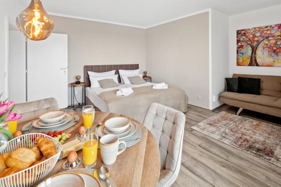 Bed, Living room, Photo of the whole room, Seating area, Dining area, Bedroom