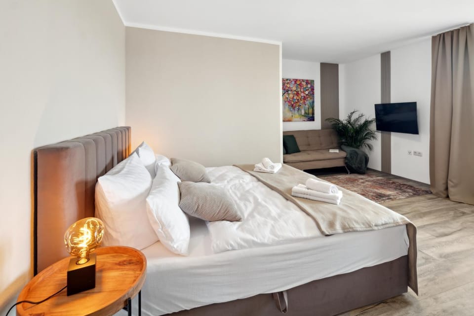 Bed, TV and multimedia, Living room, Photo of the whole room, Seating area, Evening entertainment, Bedroom