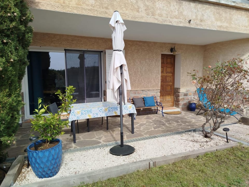 Appt 83m2 rez de jardin dans villa parc privé balcon vue mer Apartment in Saint-Raphael
