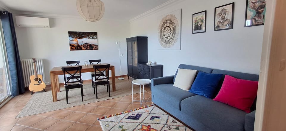 TV and multimedia, Living room, Seating area, air conditioner