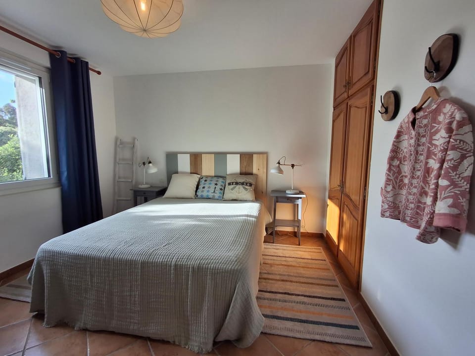 Bed, Bedroom, heating, storage, wardrobe, air conditioner