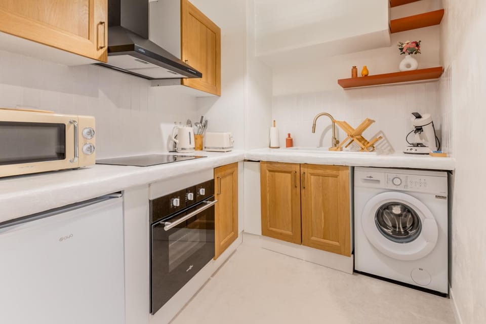 Coffee/tea facilities, microwave, oven, toaster, washing machine, kitchen