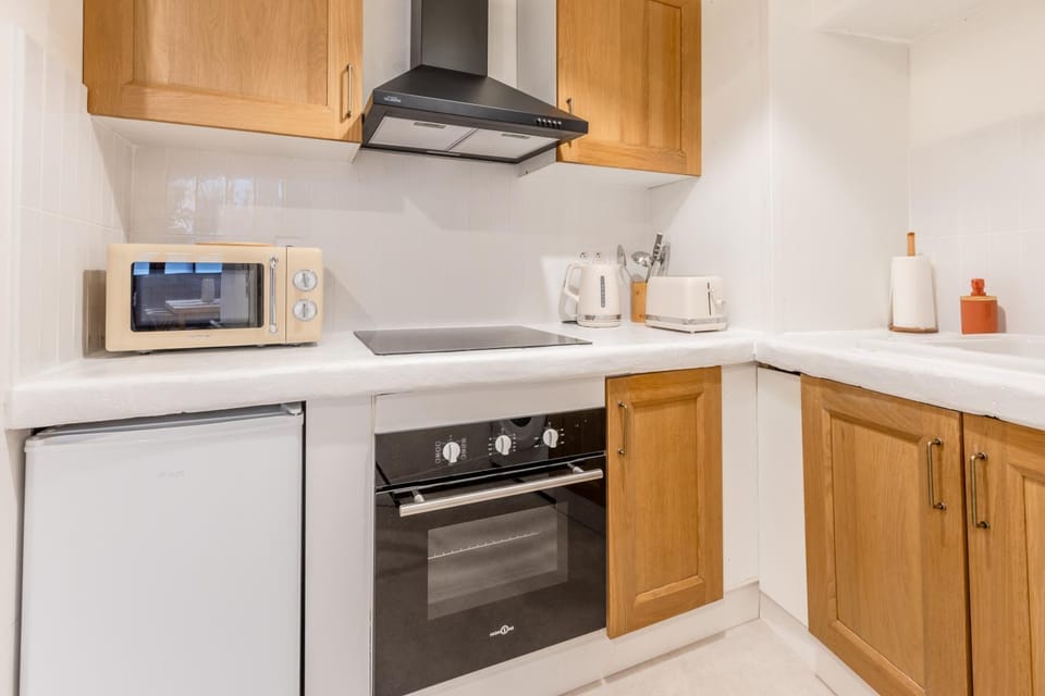 Coffee/tea facilities, microwave, oven, stove, toaster